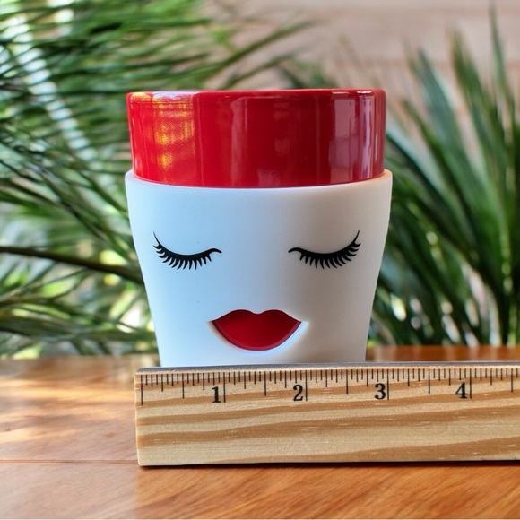 OUR NAME IS MUD Red Lips Face Mug – Ceramic Coffee Cup with Eyelashes Design - Picture 8 of 9